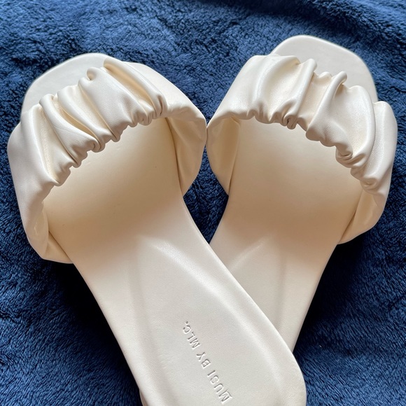 Cute cream colour flat - Picture 3 of 3